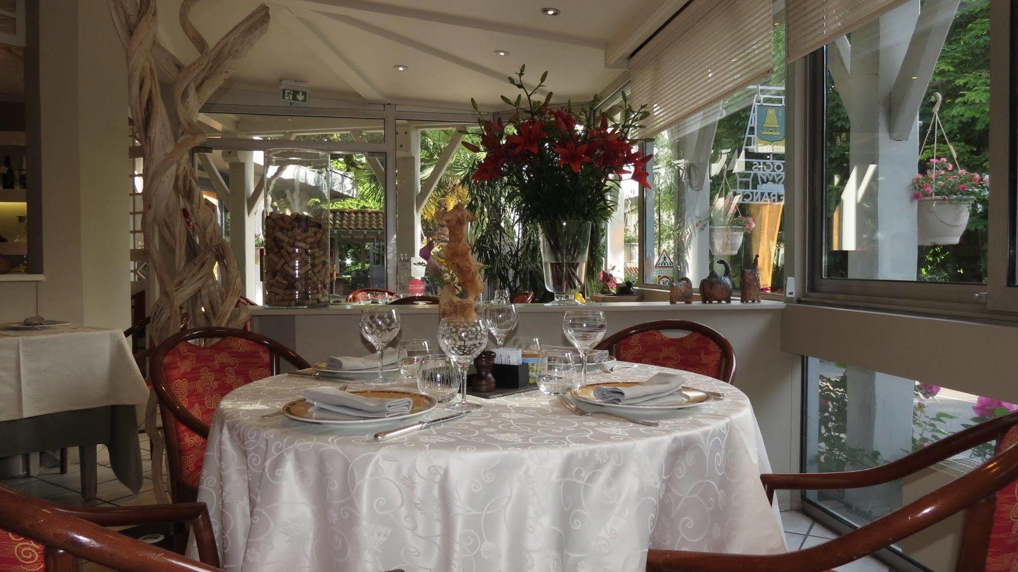 Logis Hotel Restaurant Chez Nous Sainte-Croix  Bagian luar foto