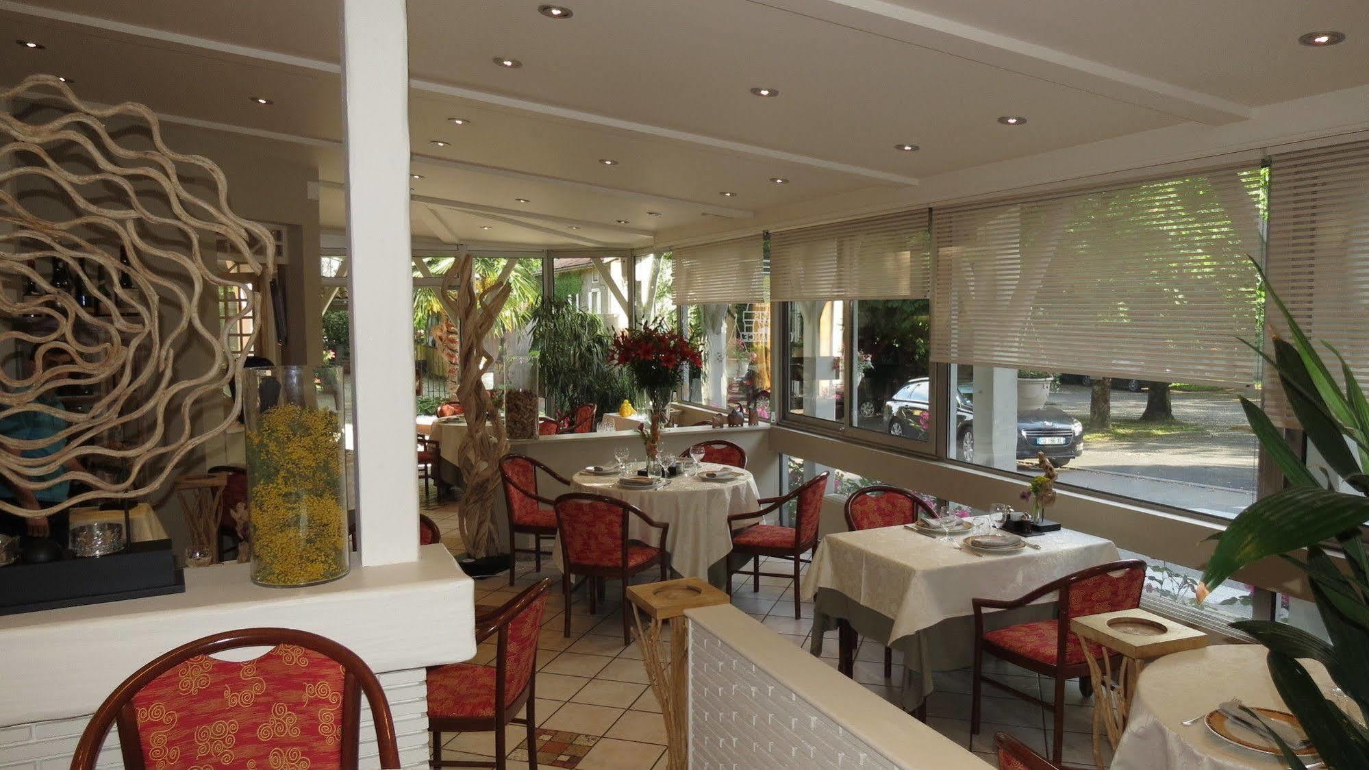 Logis Hotel Restaurant Chez Nous Sainte-Croix  Bagian luar foto